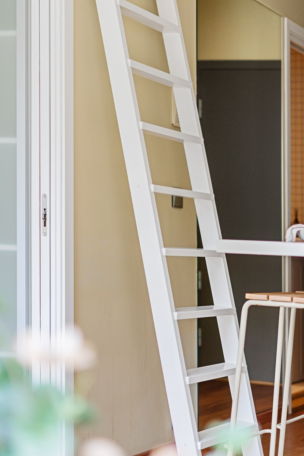 Praktisk stige opp til hems. Stige kan også settes helt inn til vegg når den ikke er i bruk. Galleribilde