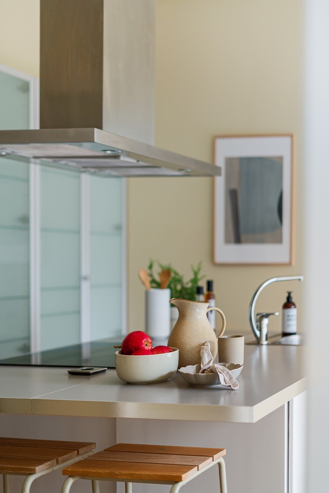 Tidløst kjøkken i hvit høyglans. Praktisk kjøkkenøy. Galleribilde