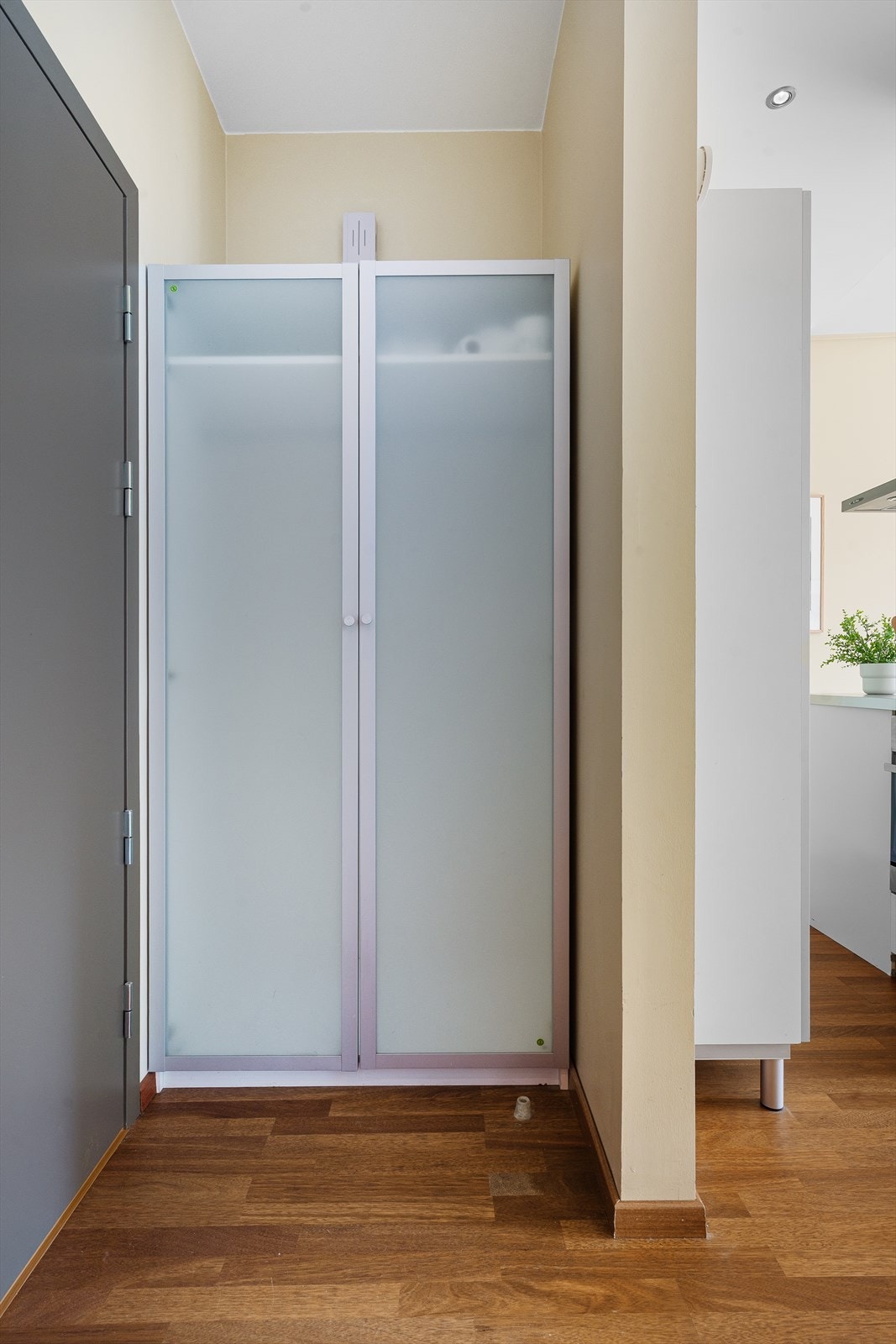 Gang er godt utnyttet med garderobeplass for oppheng. Galleribilde