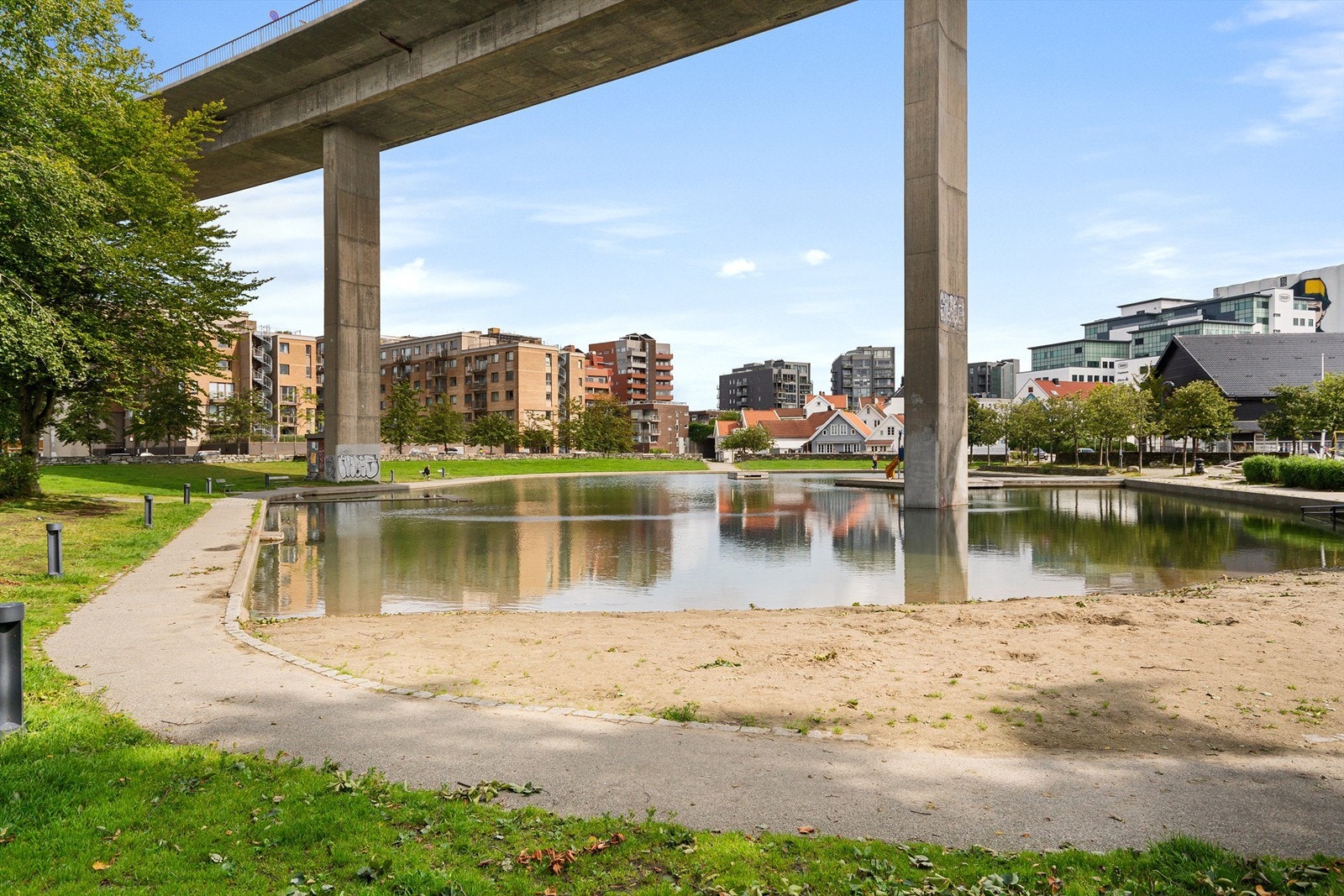 Populære Badedammen like utenfor døren. Flott opparbeidet område med saltvannsbasseng og volleyballbane. Galleribilde