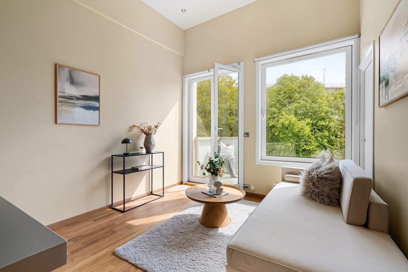 Slette, lyse vegger med listfri overgang. Galleribilde