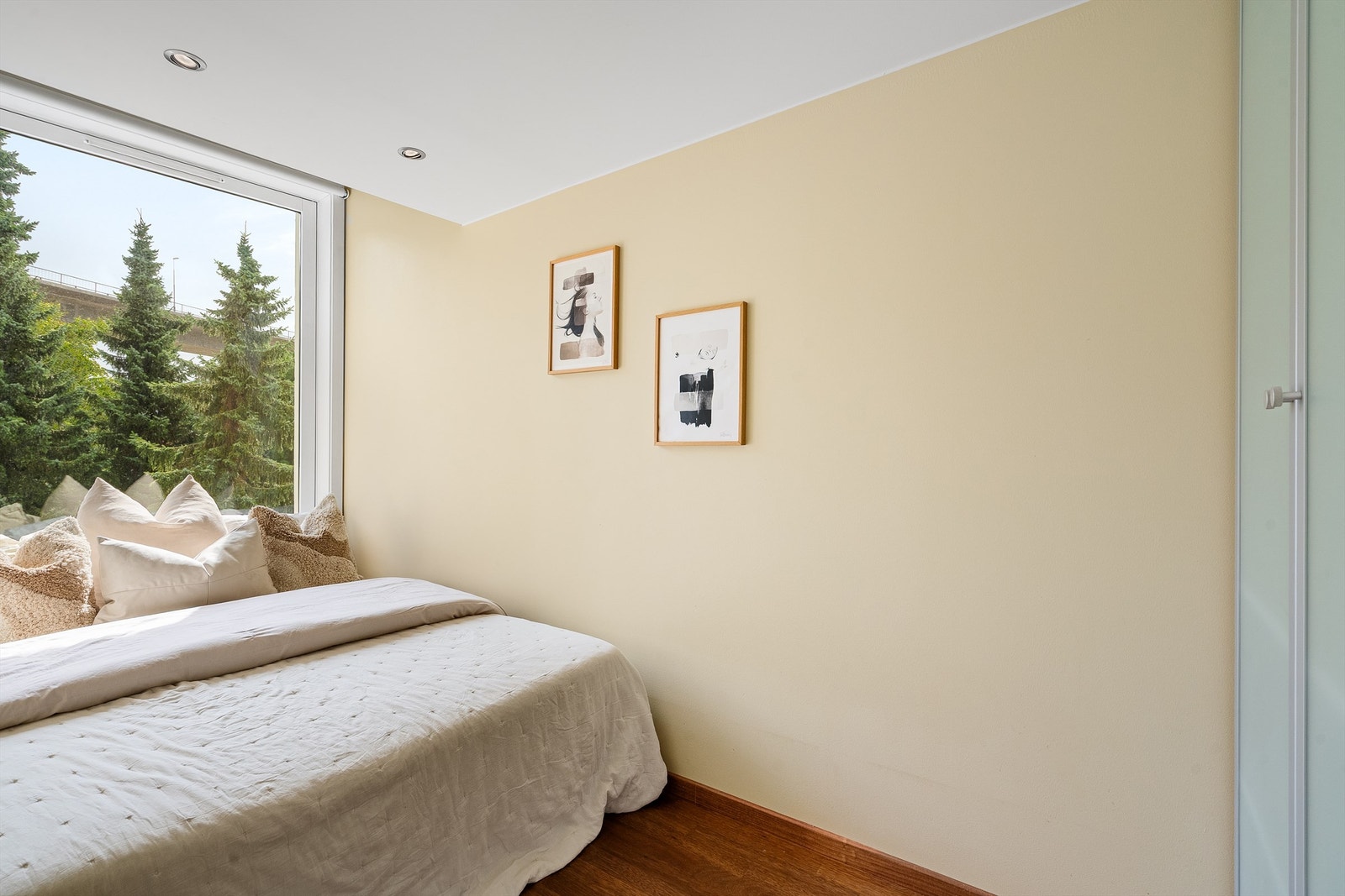 Luftig soverom med stor garderobeløsning. Galleribilde