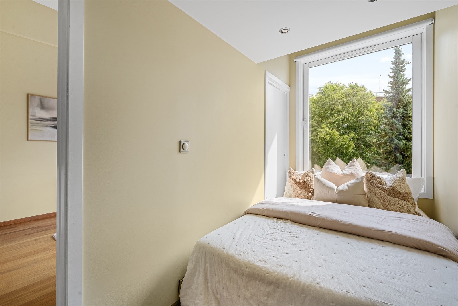 Skyvedør i fra begge sider gjør at en kan møblere etter behov. Galleribilde