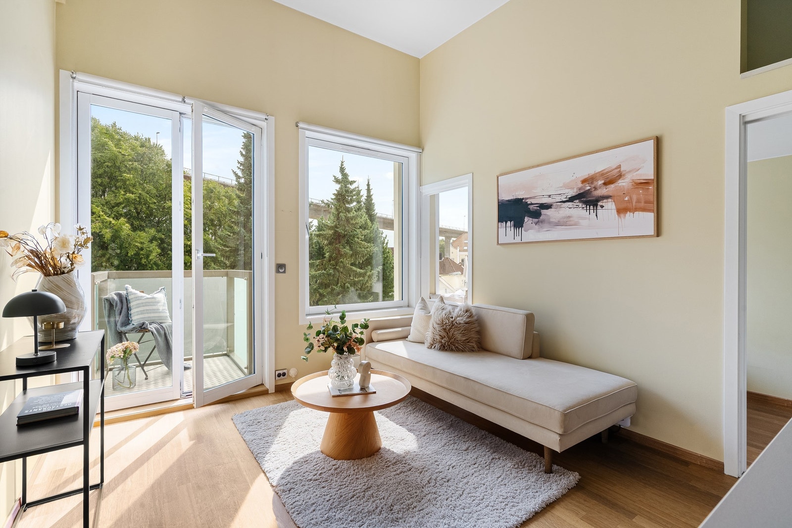 Store vindusflater, kombinert med en generøs takhøyde gir rikelig med dagslys og en god romfølelse. Galleribilde