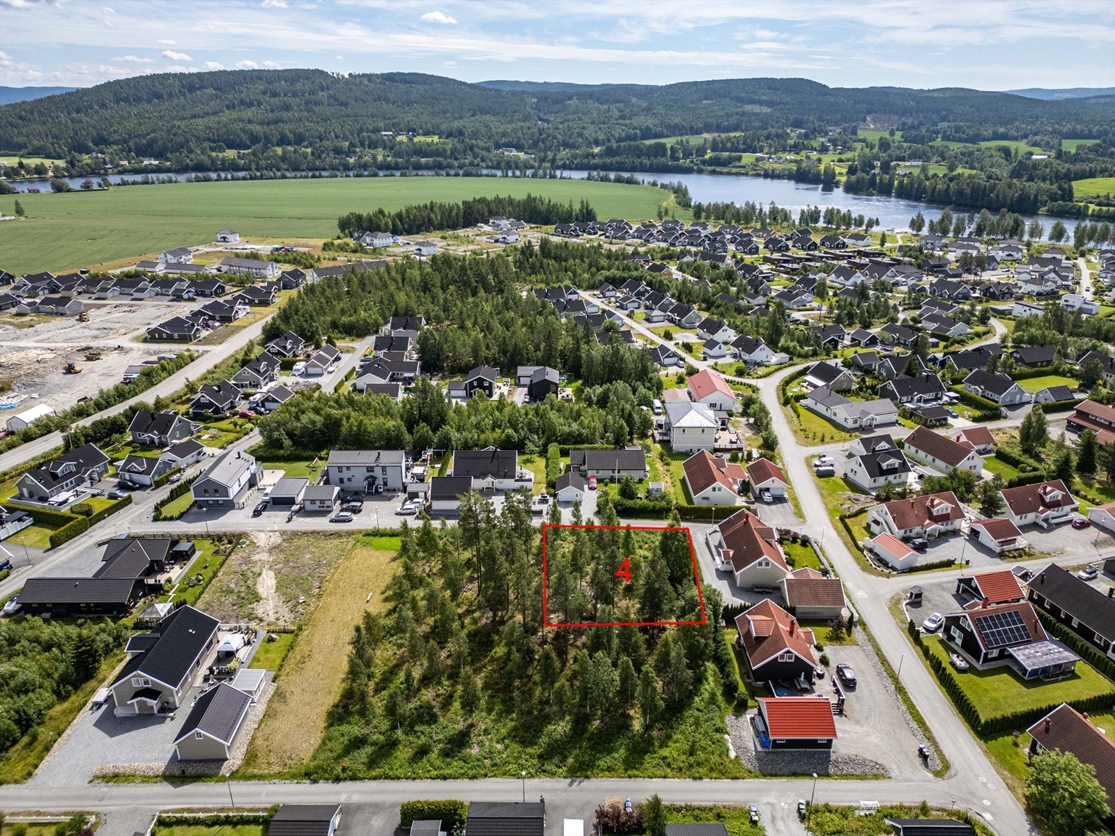 Tomten ligger i et etablert og rolig boligområde. Galleribilde