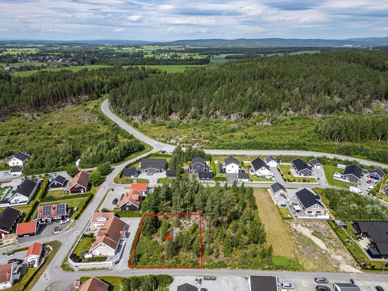 Tomten er på 777kvm. De angitte grensene på bildene er kun veiledende og ikke nøyaktige mål. Galleribilde