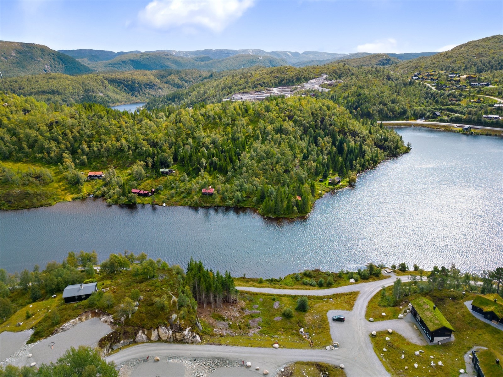 Adkomst via V6, veien må opparbeides i samarbeid med tomta nedenfor. Galleribilde