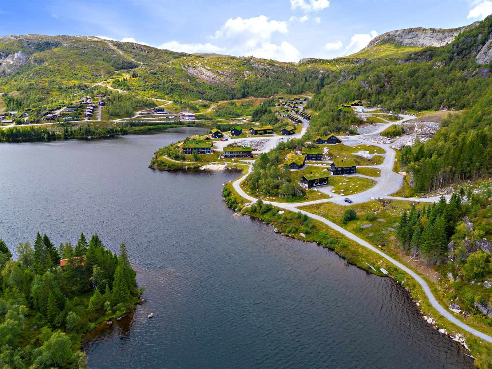Nydelig plassert like ved Beinesvatnet. Kort vei til Tjørhomfjellet med alpint og sommeraktivteter. Skiløype/turløype like nedenfor Galleribilde