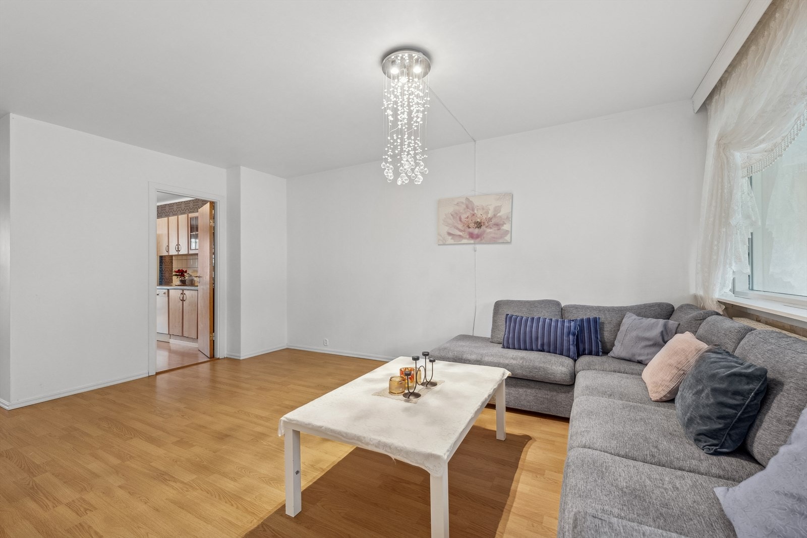 Et stort vindu slipper inn godt med naturlig lys. Galleribilde