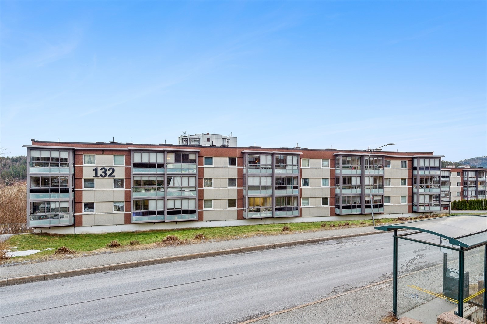 Leiligheten ligger i et veletablert boligområde på Fjell. Fra leiligheten er det kort gangavstand til offentlig kommunikasjon, barnehage, skole og dagligvarebutikk. Galleribilde