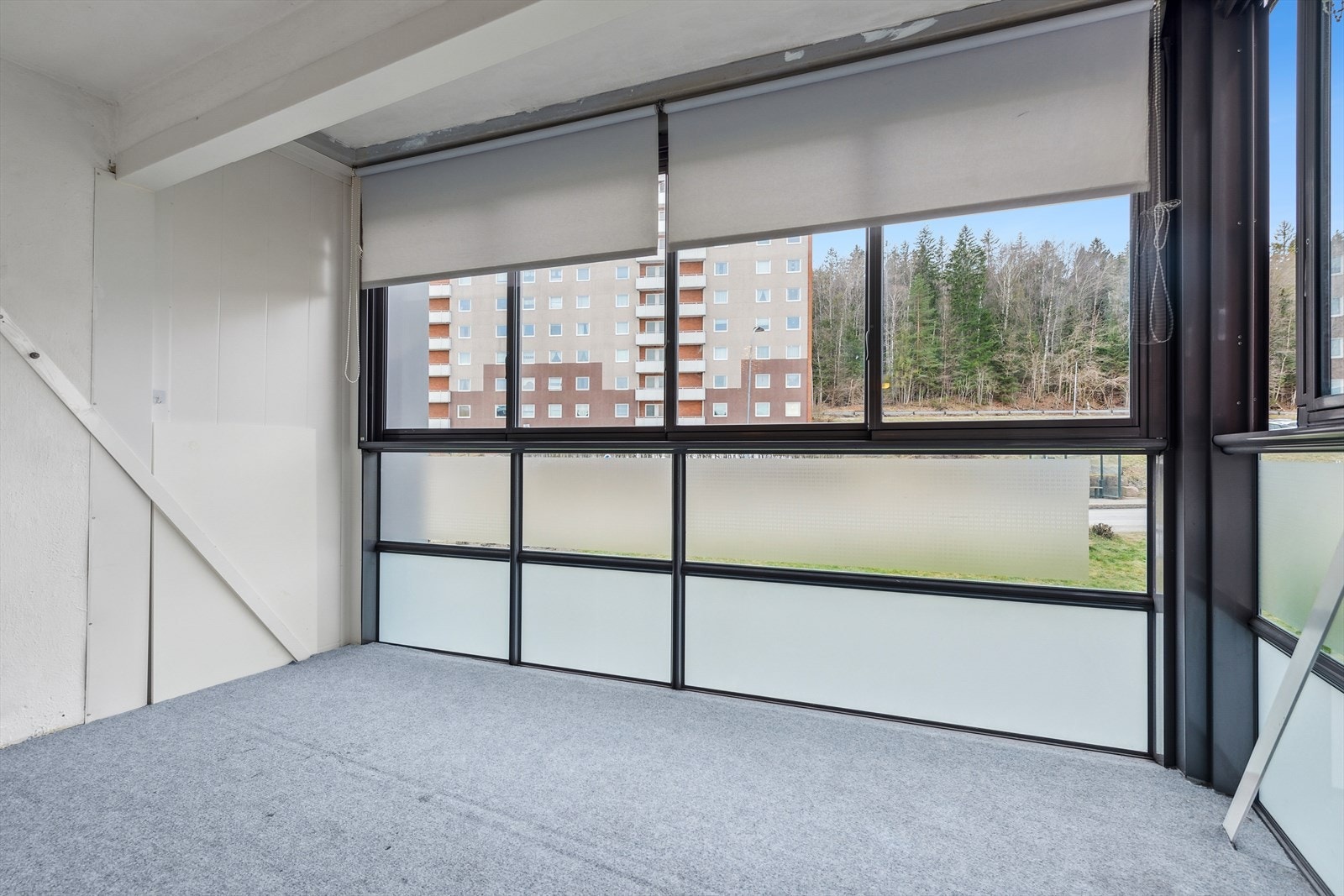 Den innglassede balkongen har god plass til hagemøbler. Galleribilde