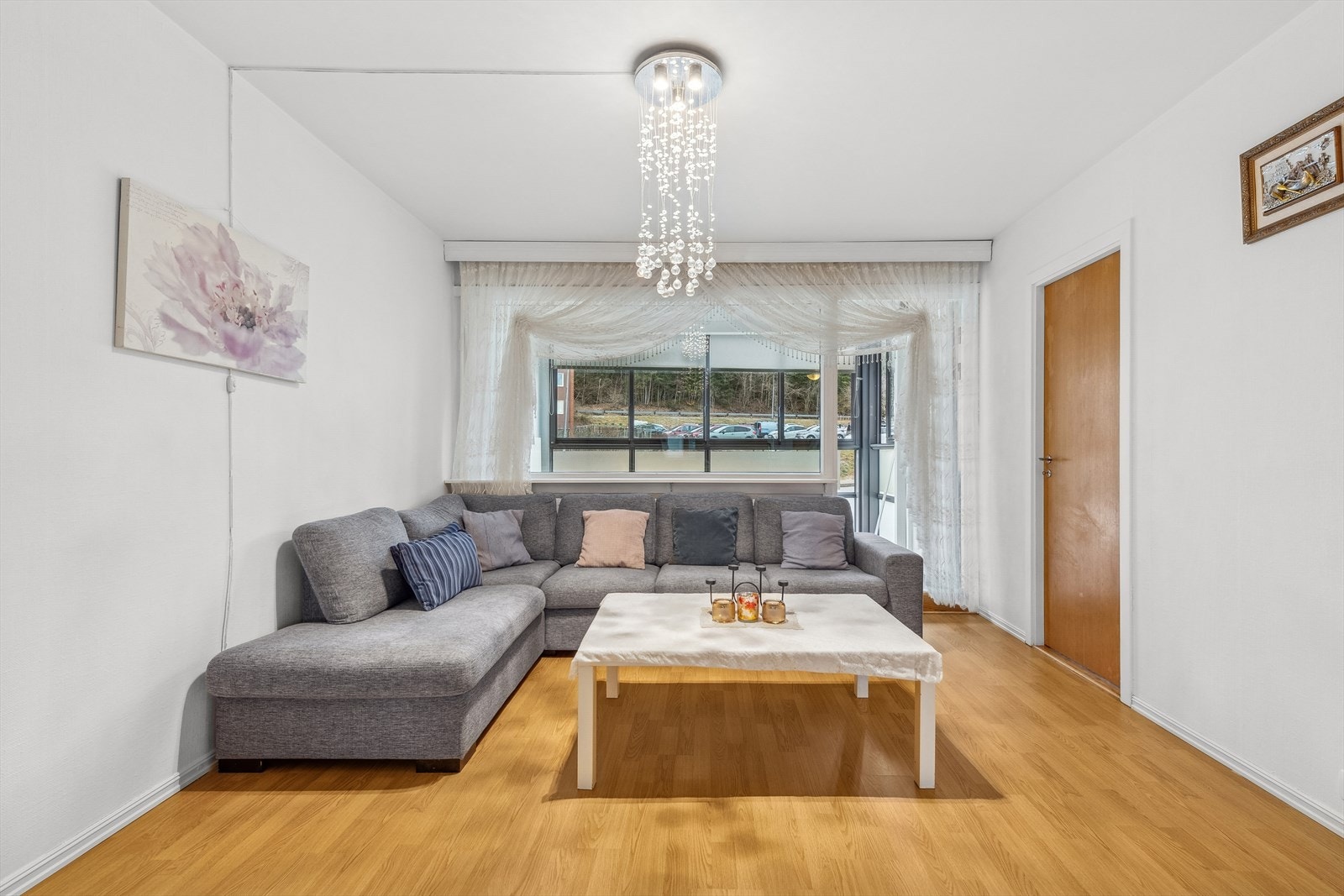 I stuen får du plass til en komfortabel sofagruppe og tilhørende møbler. Galleribilde