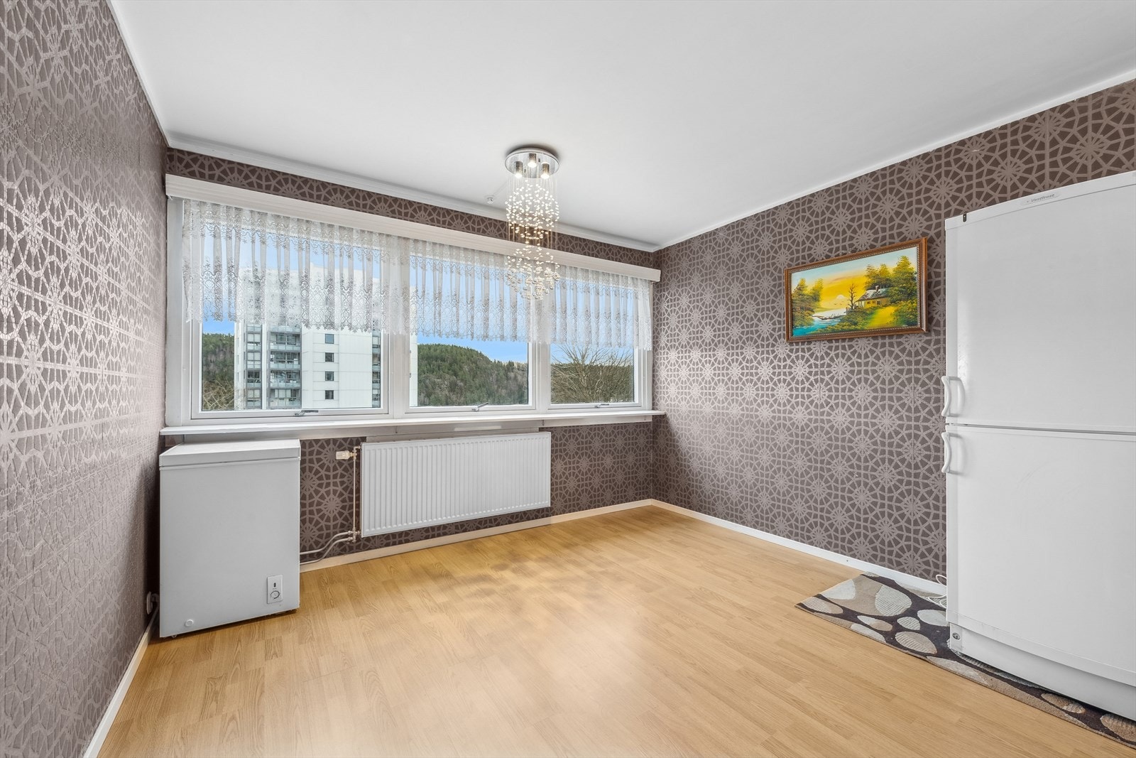 Her får du plass til en romslig spisegruppe og tilhørende møbler. Galleribilde