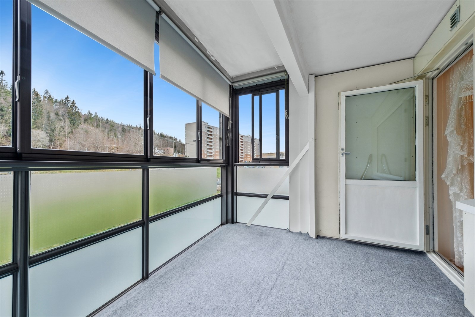 Fra stuen er det videre adkomst til en innglasset balkong hvor du kan nyte avslappende timer i solen. Galleribilde