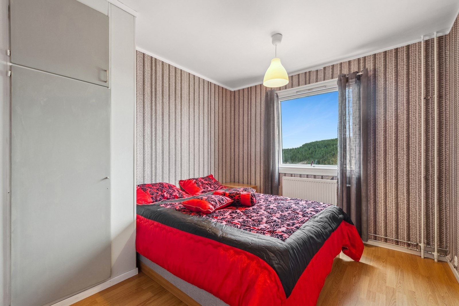 Soverom med god plass til seng og tilhørende møbler. Rommet har i tillegg en plassbygd garderobeløsning. Galleribilde