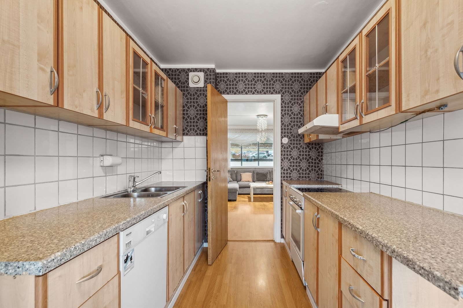 På kjøkkenet får du plass til frittstående hvitevarer. Galleribilde