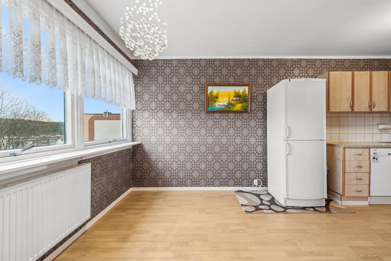 Store vindusflater slipper inn godt med naturlig lys og gir rommet en lys og luftig følelse. Galleribilde