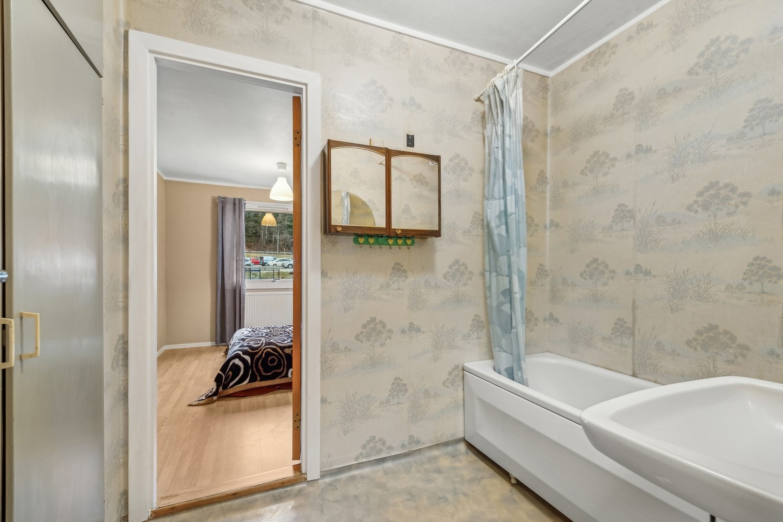 Baderommet har adkomst fra gang og fra et soverom. Galleribilde