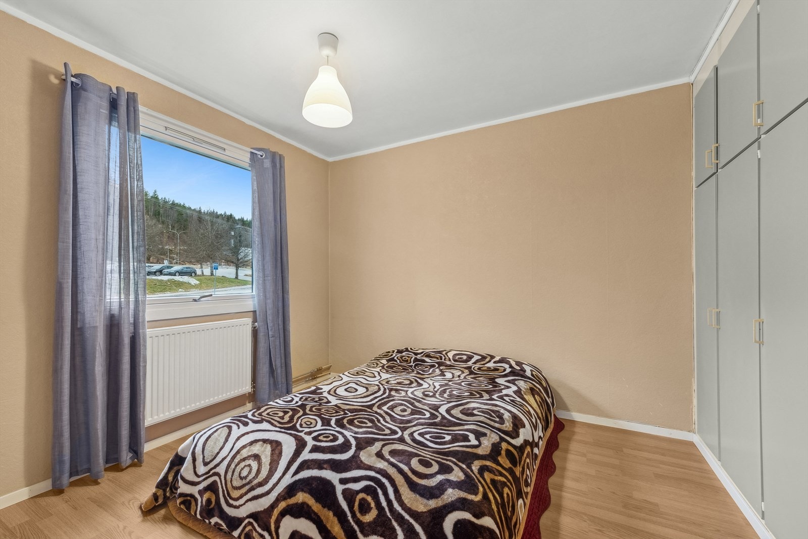 Oppbevaringsplass i en plassbygd garderobeløsning. Galleribilde