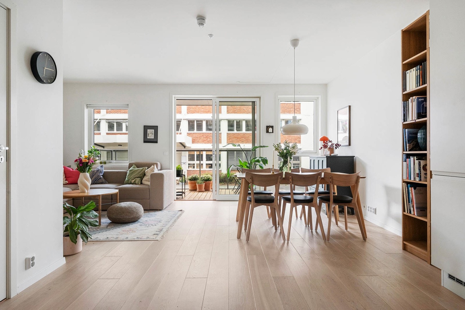 Lys og tiltalende stue med god plass til både sofa og spisestuebord Galleribilde