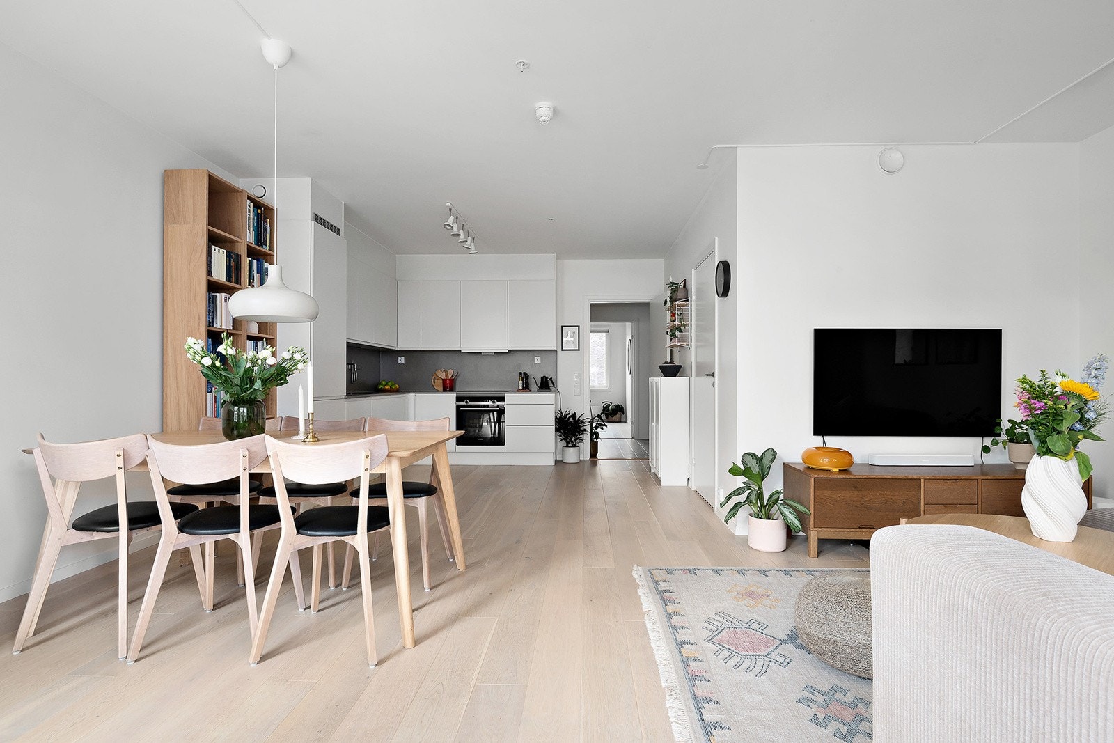 Åpen kjøkkenløsning mot stuen Galleribilde