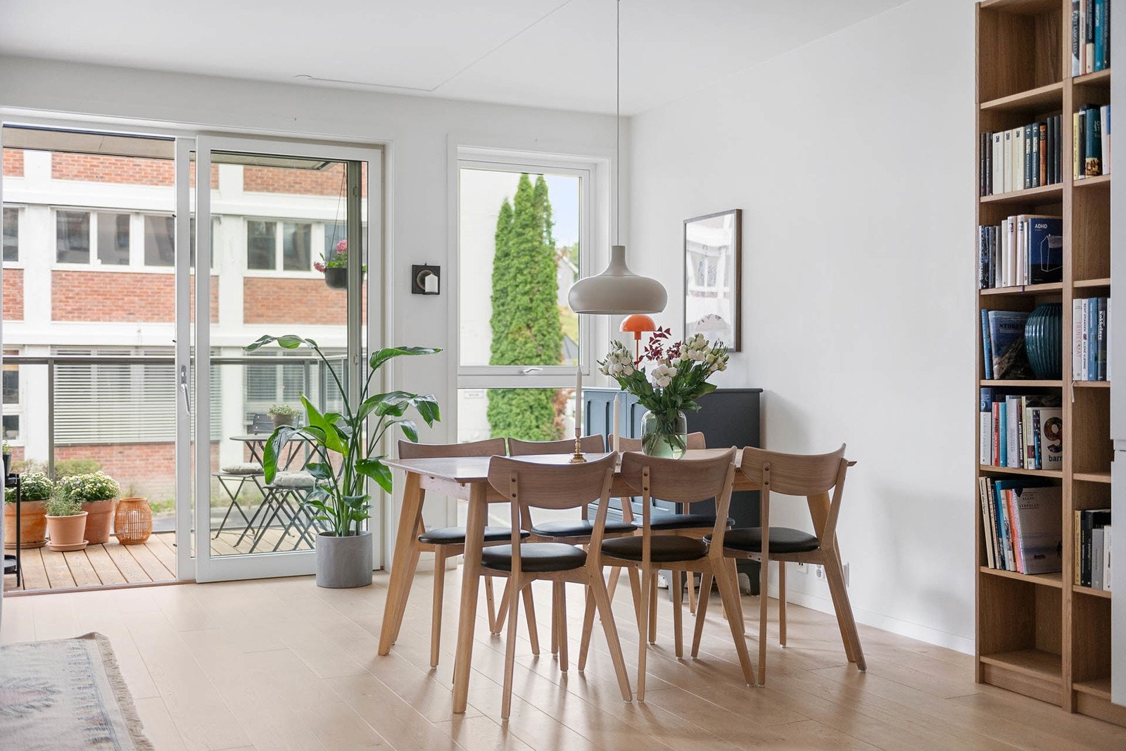 Fra stuen er det utgang til flott vest-nordvestvendt balkong Galleribilde