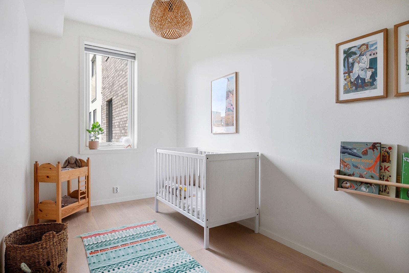 Soverom 2 er et fint rom som egner seg ypperlig som barnerom, kontor eller gjesterom Galleribilde