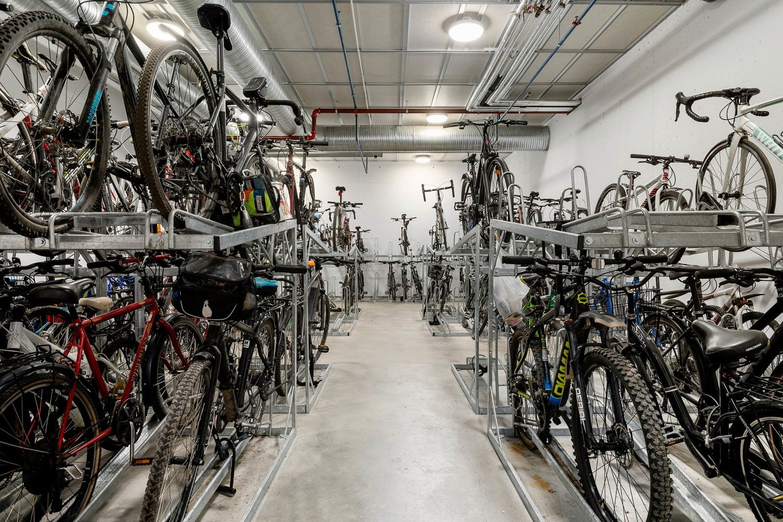 Det er sykkelparkering i borettslaget Galleribilde