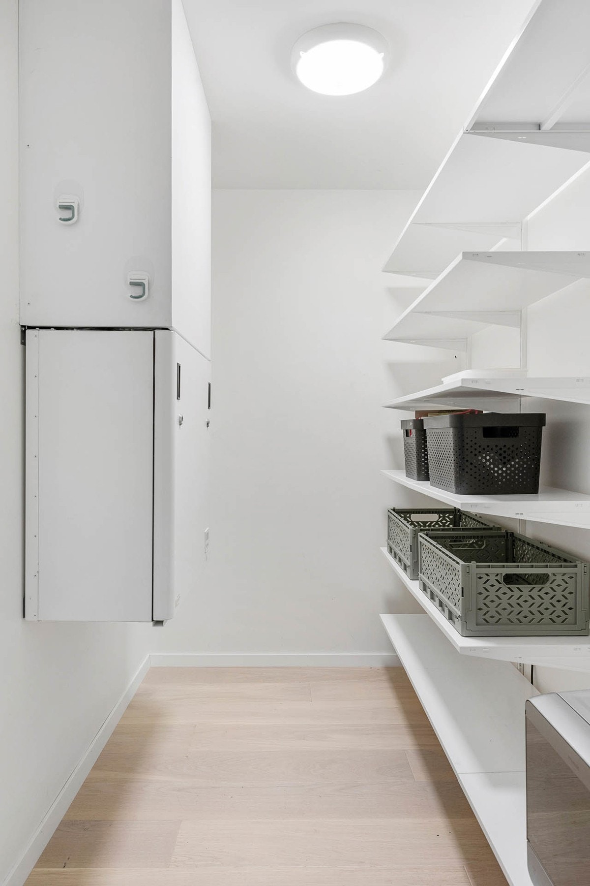 Fra stuen er det adkomst til praktisk bod/teknisk rom Galleribilde