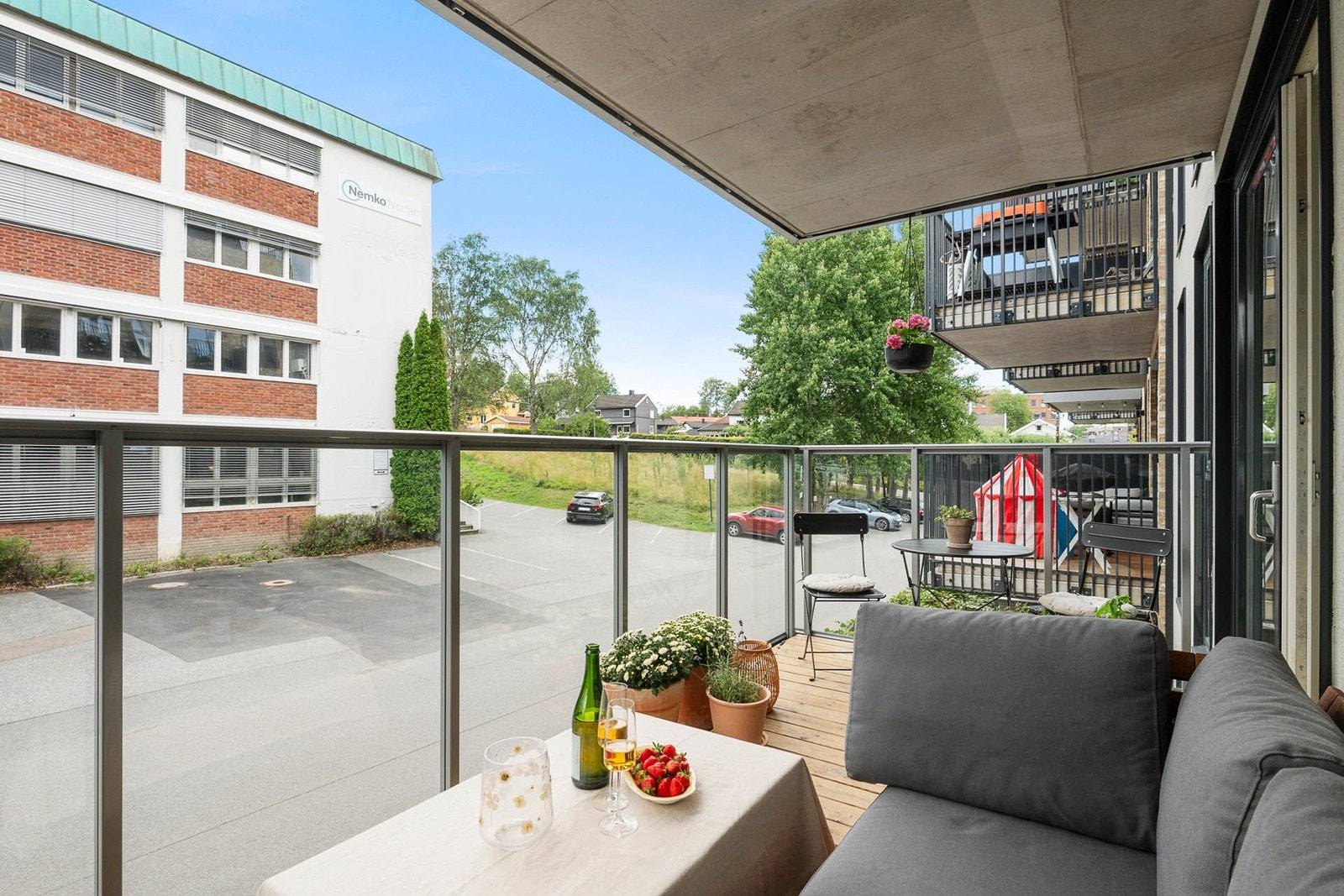 Balkongen er utstyrt med tregulv, belysning og strømuttak Galleribilde