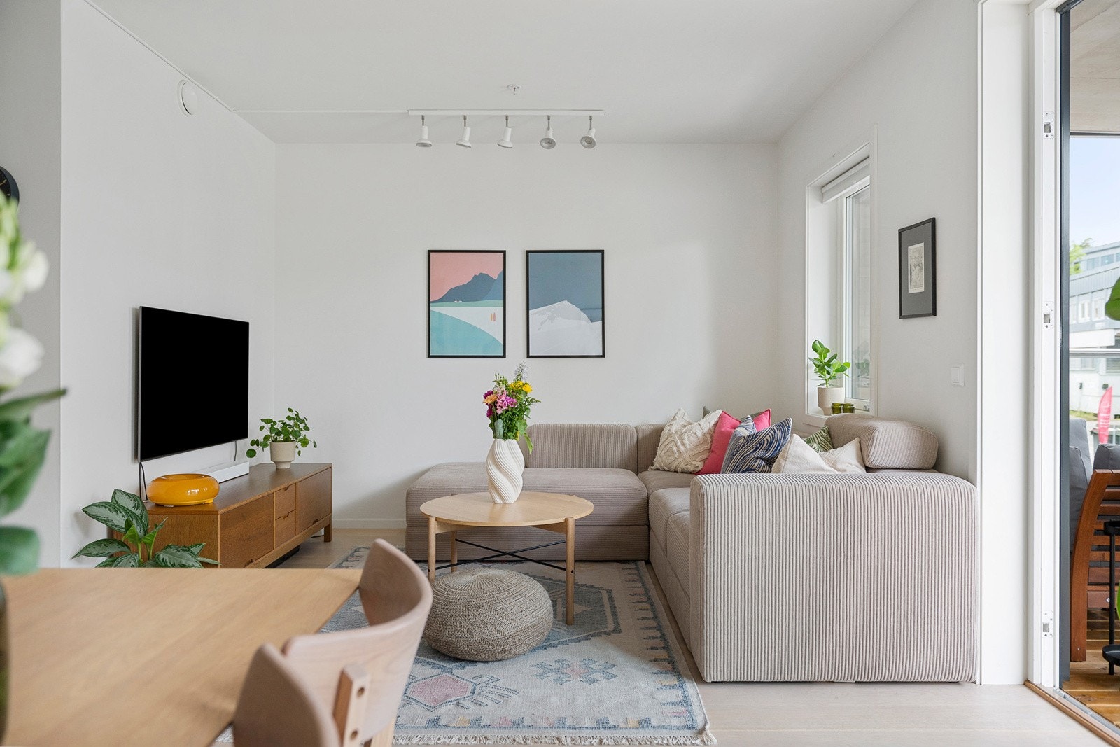 1-stavs parkett på gulv og malte slette vegger Galleribilde