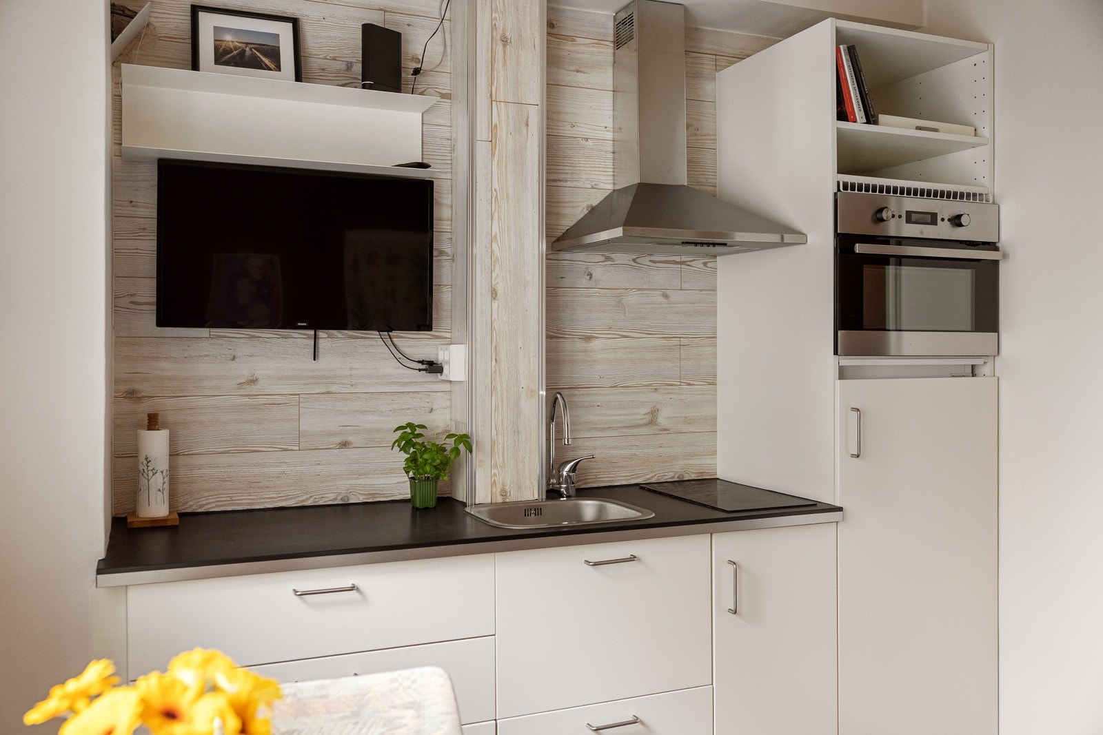 Innredningen har hvite glatte fronter og laminert benkeplate med nedfelt oppvaskkum. Galleribilde