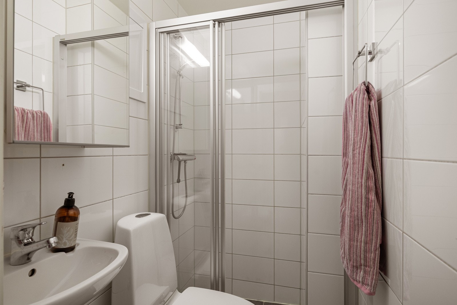 Leiligheten har et lyst og moderne flislagt baderom som ble pusset opp i regi av brl. i 2014. Galleribilde