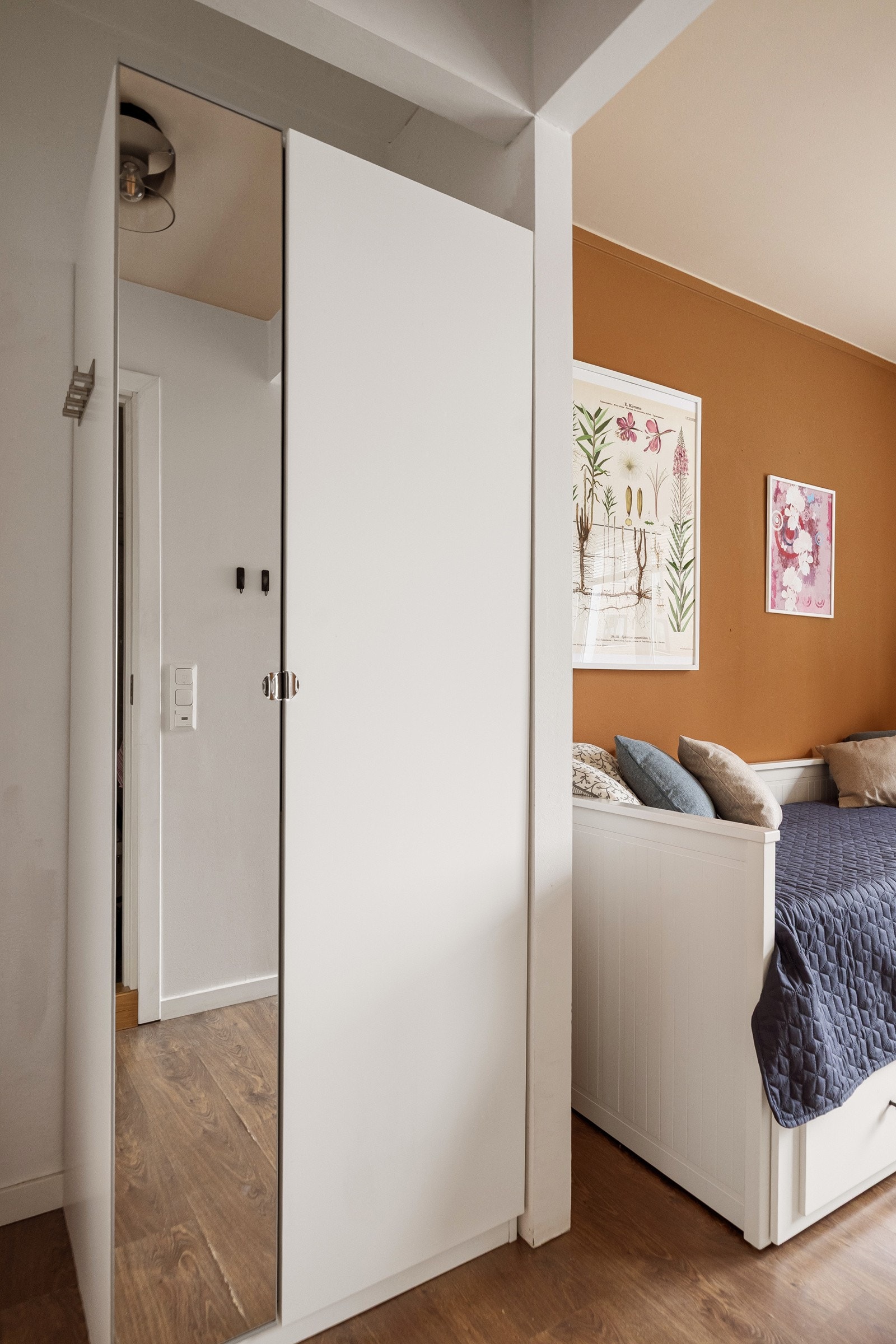 I entréen har du oppbevaringsplass i medfølgende garderobeskap. Montert porttelefon på vegg. Galleribilde