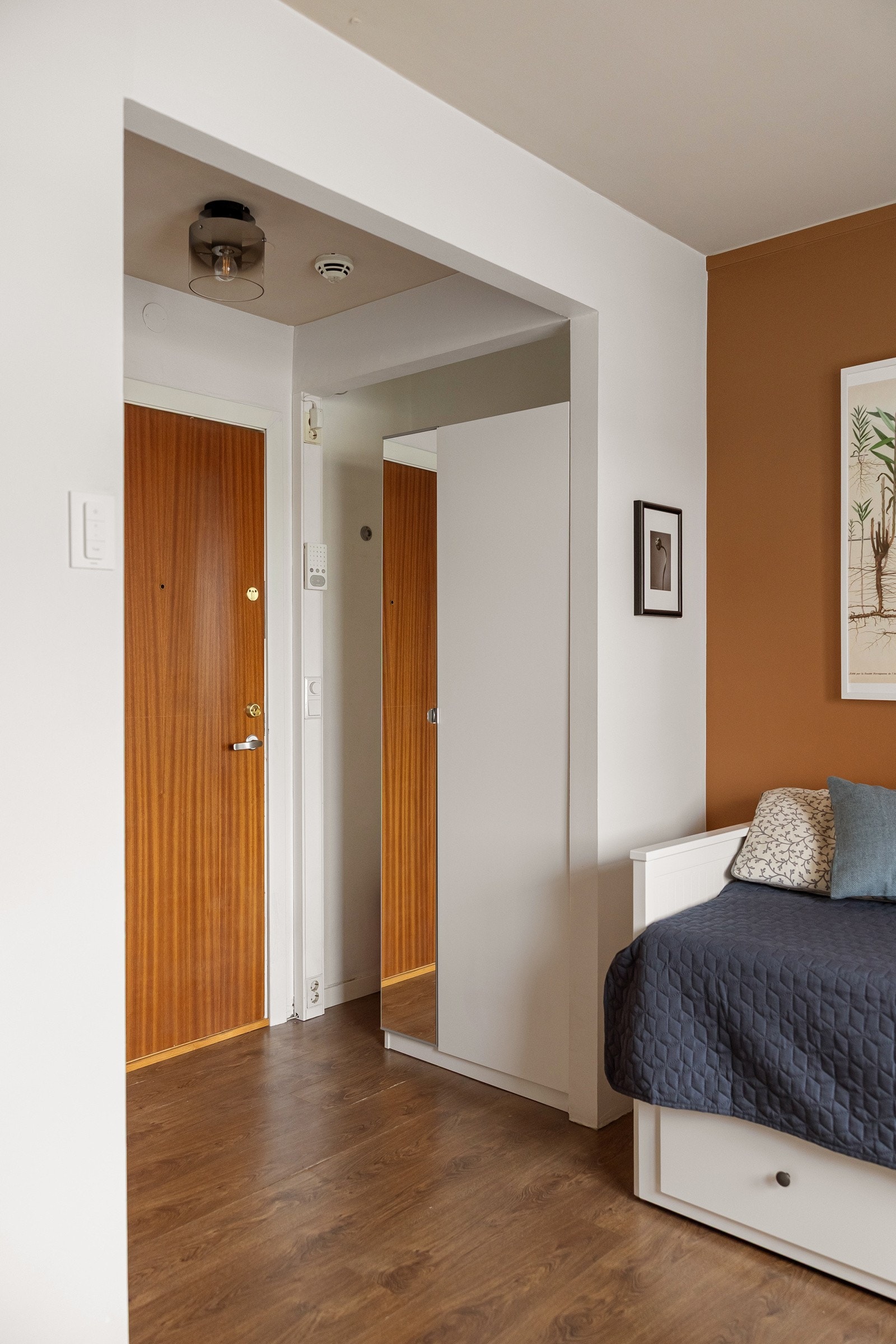 Du ønskes velkommen inn i en lys og hyggelig entré med pen enstavs laminat på gulv og lysmalte overflater. Galleribilde