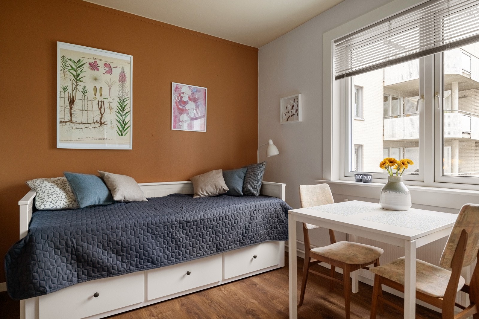 God standard med enstavs laminat på gulv og lysmalte overflater med en fin kontrastvegg. Galleribilde