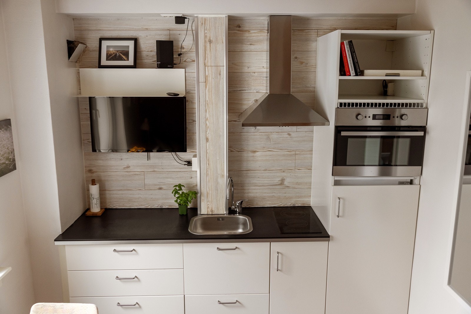 Kjøkkenet er utstyrt med medfølgende integrerte hvitevarer som nedfelt platetopp, stekeovn og kjøl/frys. Alle hvitevarer medfølger i handelen. Galleribilde