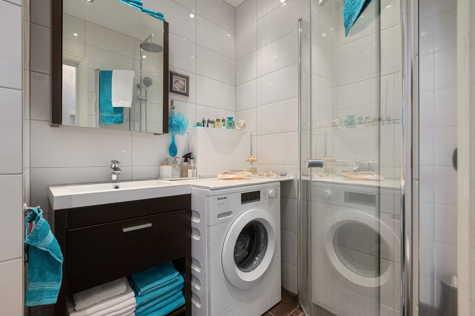 Flislagt bad fra 2013 med gulvvarme. Hjørnedusj med innfellbare glassdører. Galleribilde