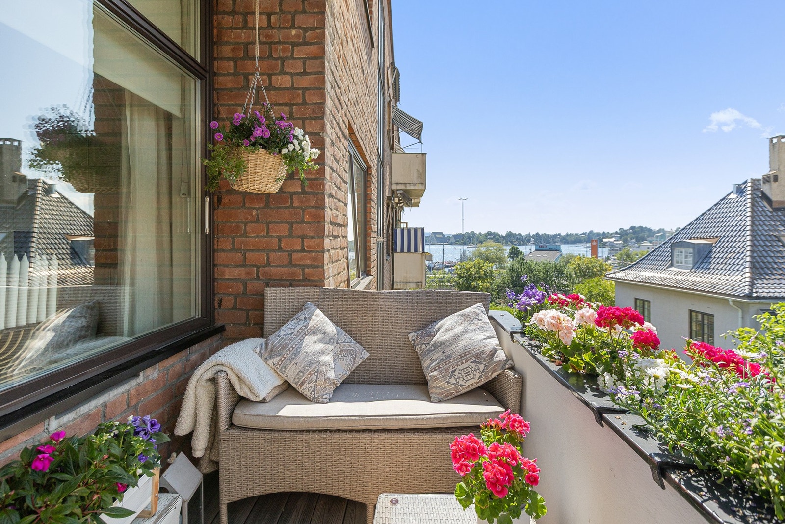 Fra kjøkken, stue og balkong er det sol fra tidlig ettermiddag, til sen kveld. Galleribilde