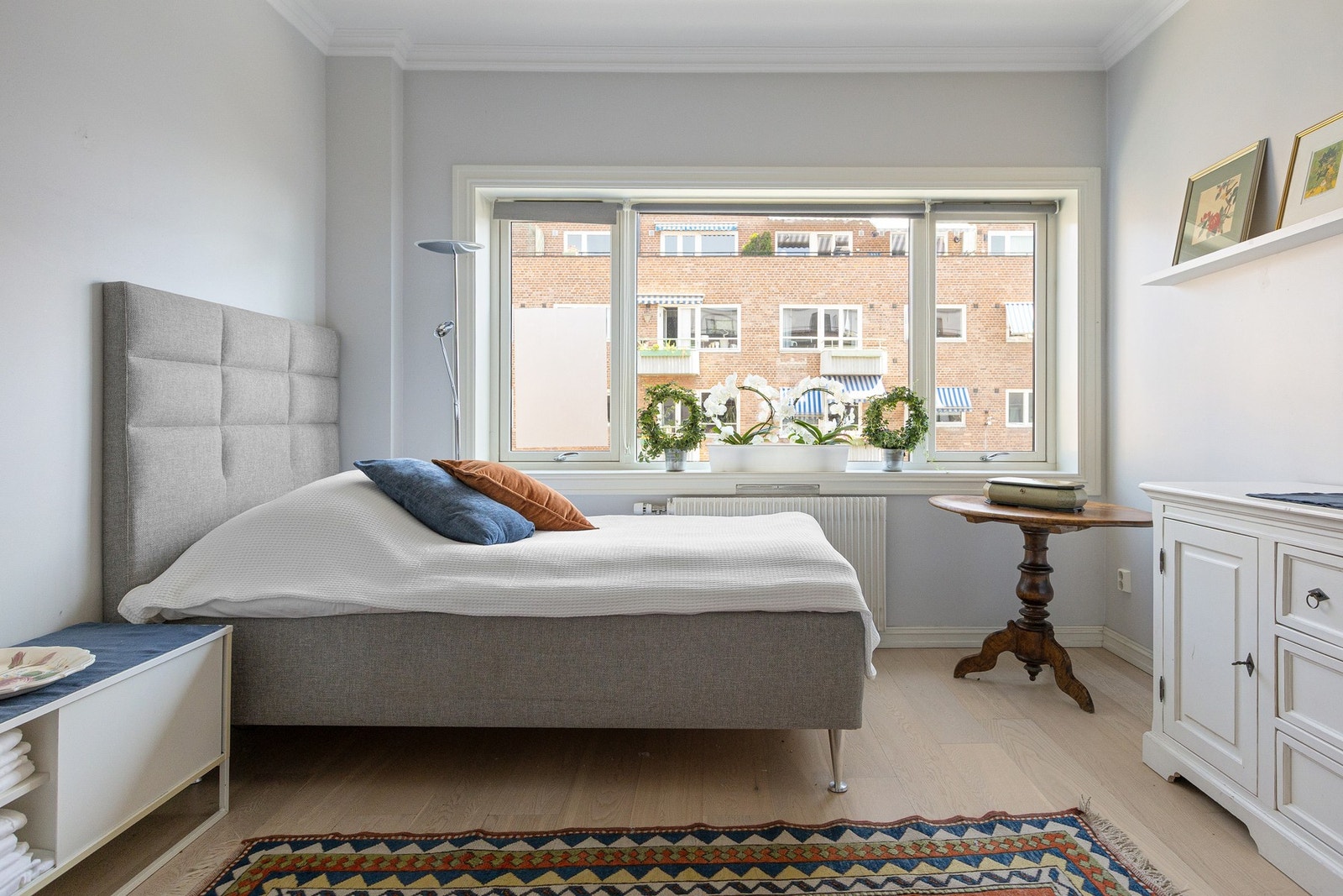 Stort soverom, tidligere spisestue. Fra seng, vidunderlig utsikt over innseiling Oslofjorden, Lindøyene. Galleribilde