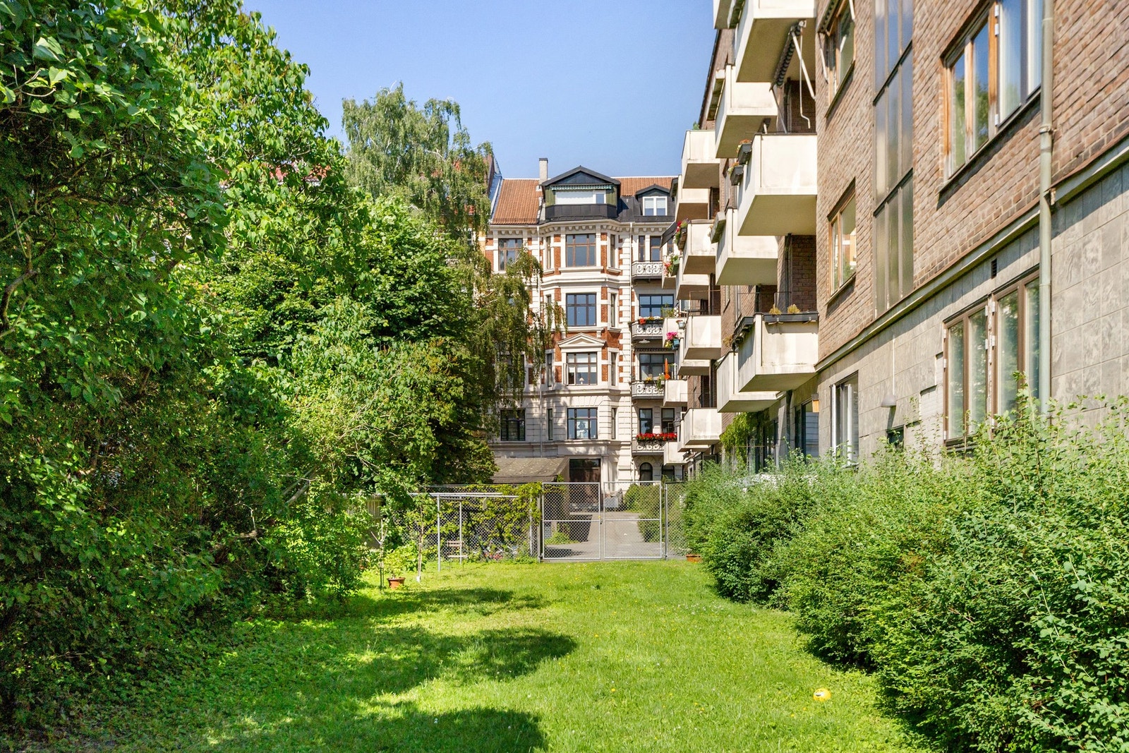 Velstelte, grønne fellesarealer hvor kun beboere har tilgang. Også stor sykkelbod. Galleribilde