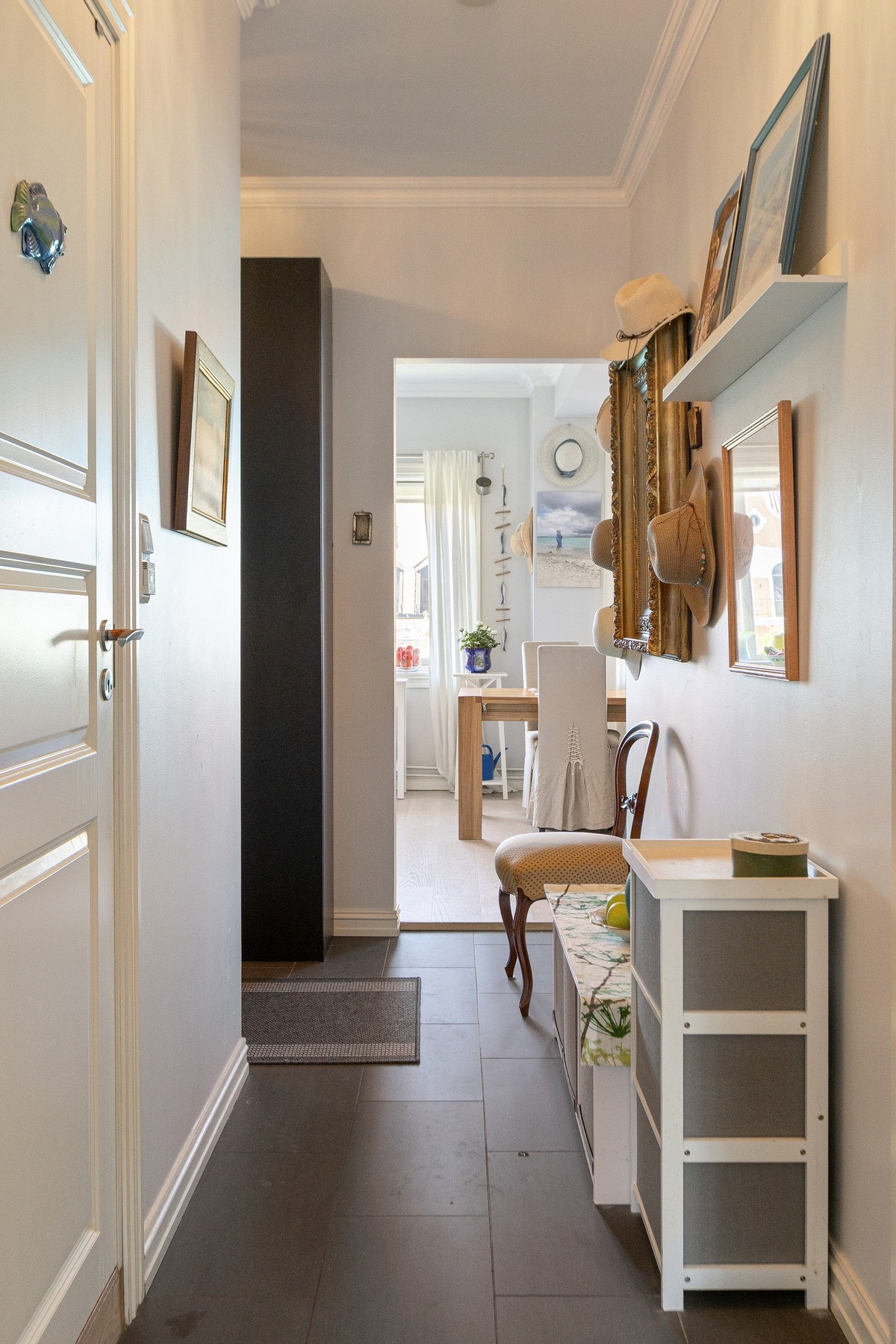 Flislagt gang med dobbelt garderobeskap. Galleribilde