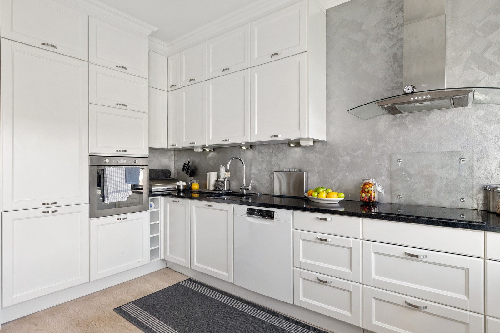 Tidløs kjøkkeninnredning fra 2013. Det er montert avløpspumpe og kvern, slik at det var mulig å få en åpen stue/kjøkkenløsning. Galleribilde