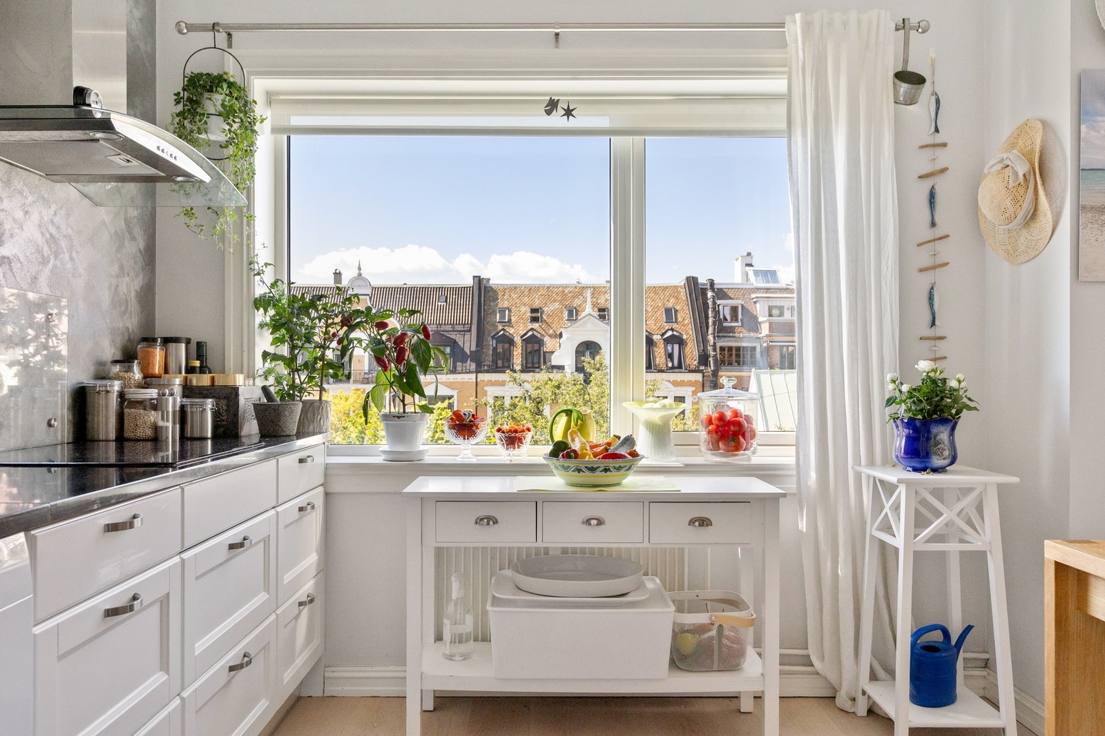 Nydelig utsyn fra kjøkken mot flott arkitektur. Galleribilde