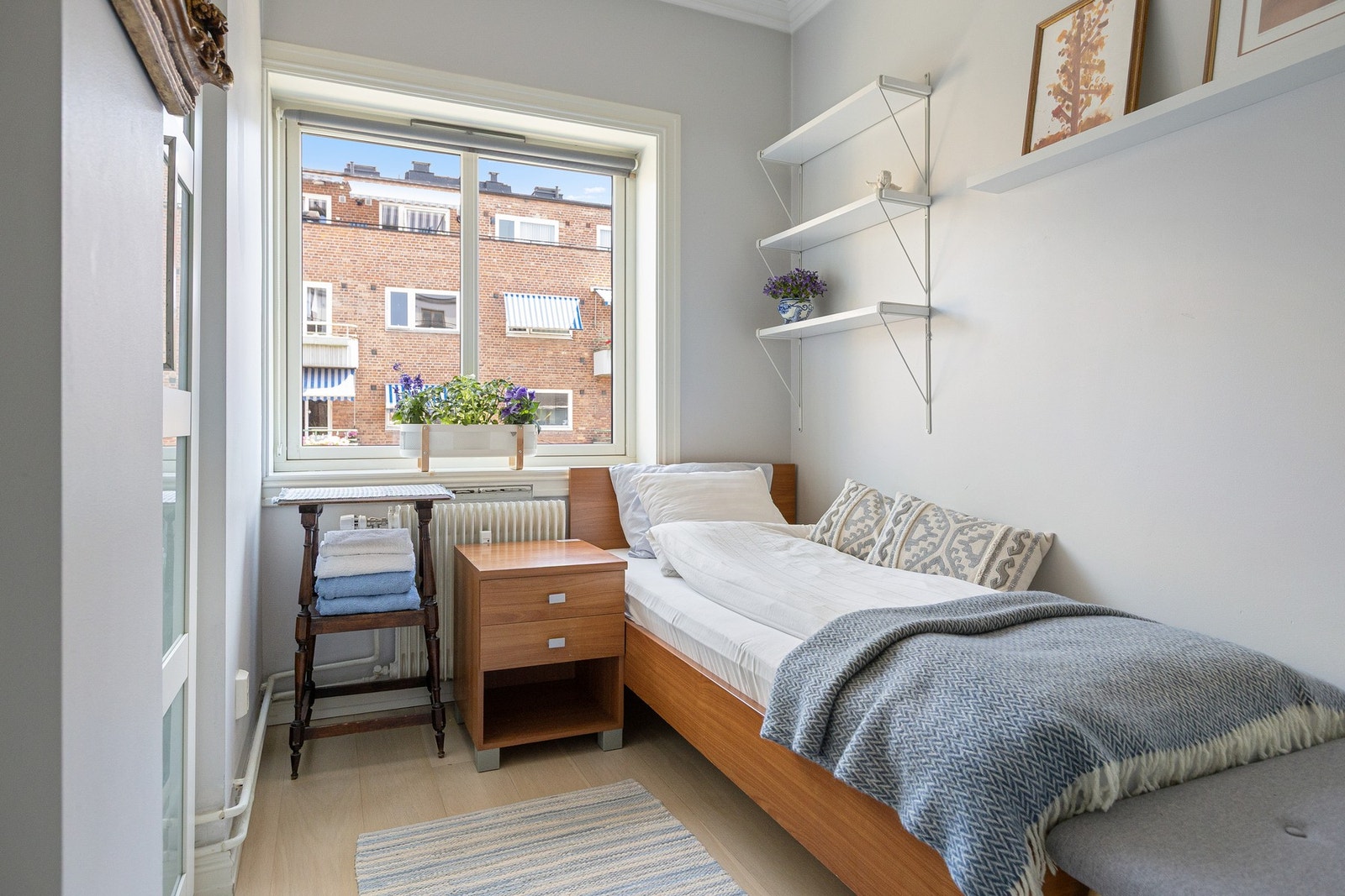 Soverom med plass til oppbevaring. Galleribilde