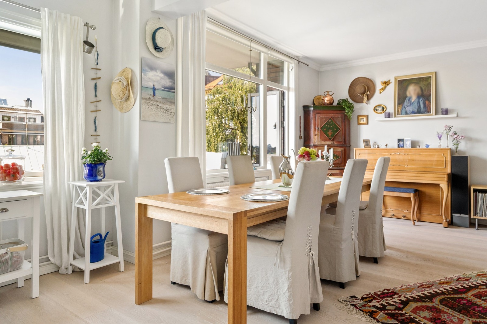 God plass til spisebord. Leiligheten har store vinduer fra 2013 som gir rikelig med naturlig lys. Galleribilde