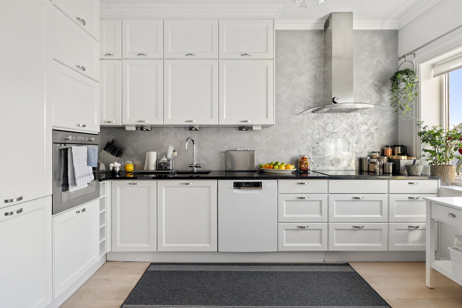 Åpen stue/kjøkkenløsning. Den gode takhøyden er utnyttet godt med skap som gir rikelig skapplass. Galleribilde