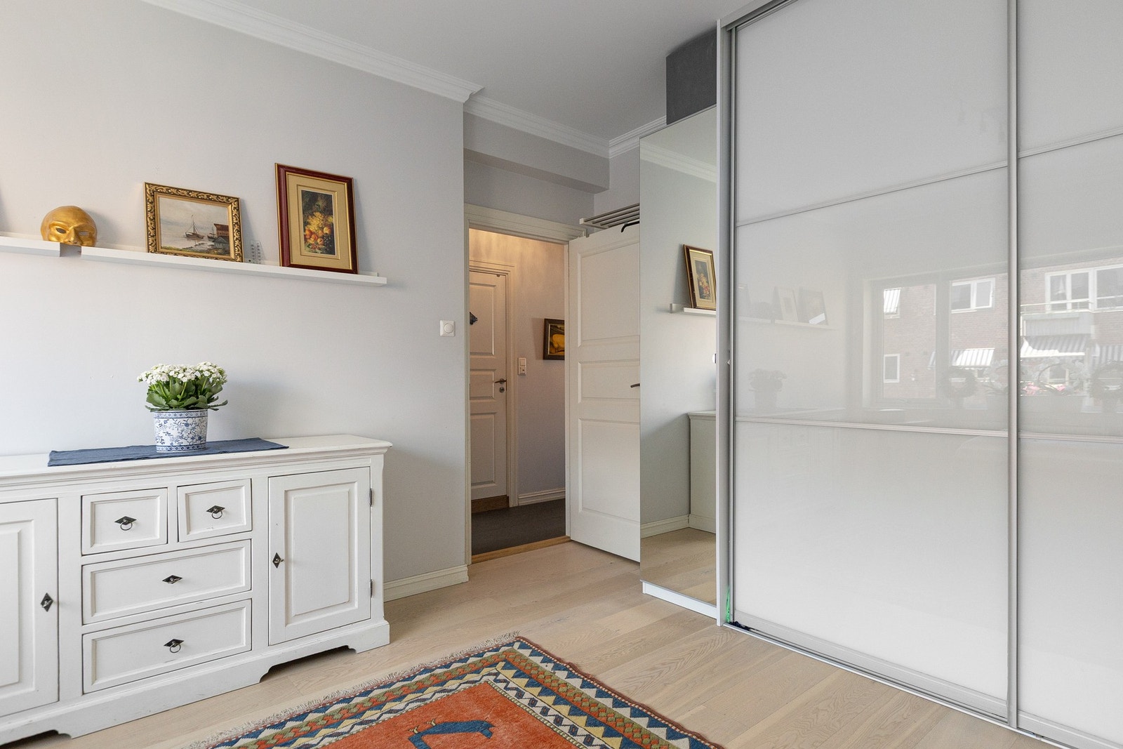 Stor skyvedørsgarderobe og speilskap på hovedsoverom. Galleribilde