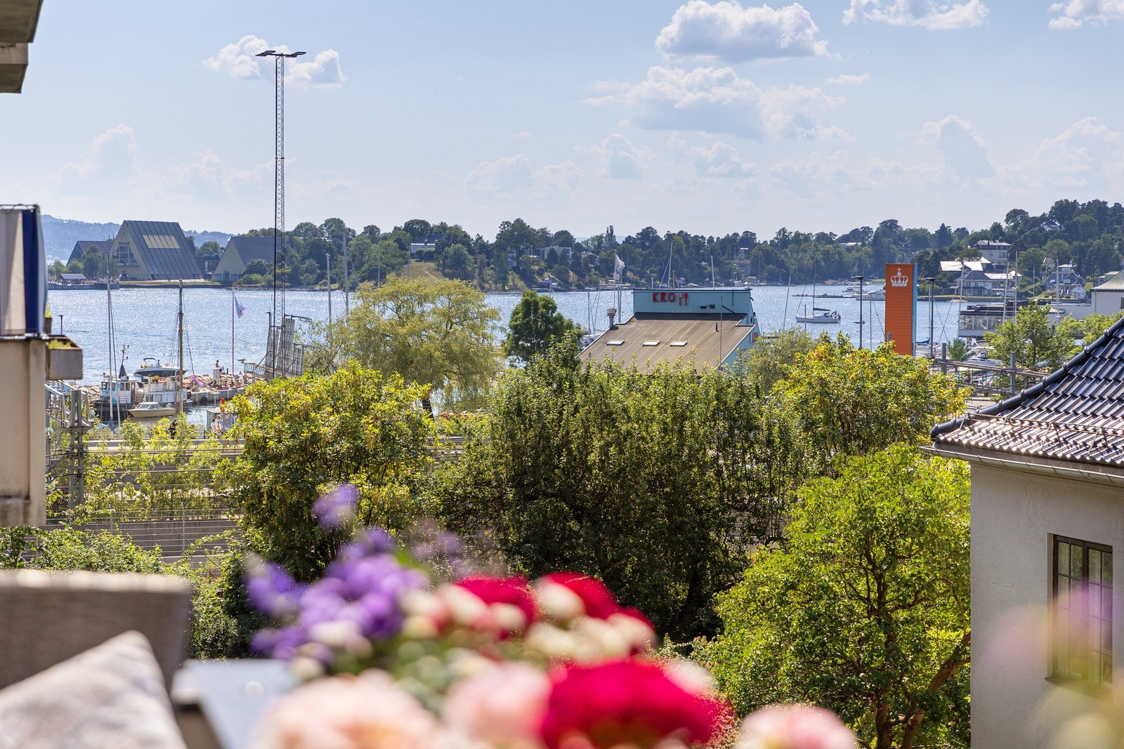 Fredelig utsikt mot Frognerkilen, Bygdøy og innseiling Oslofjorden. Galleribilde