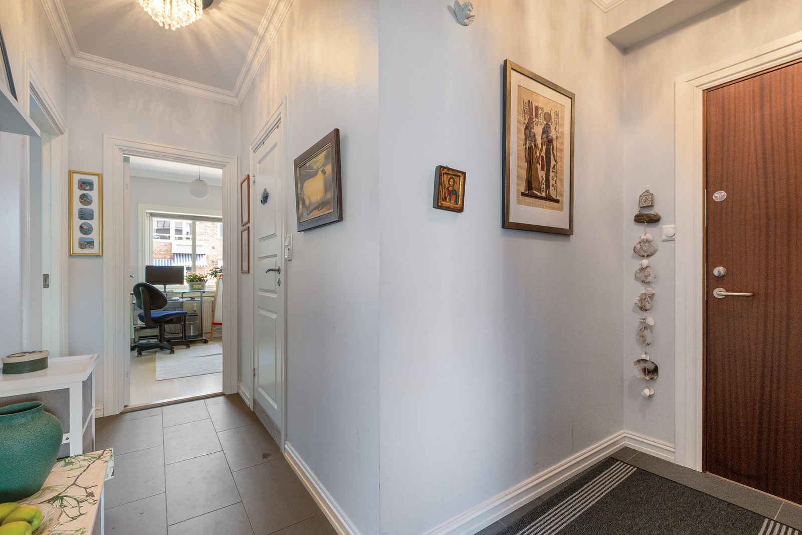 Flislagt entré/gang med praktisk garderobeskap. Galleribilde